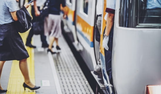 電車を乗降する様子