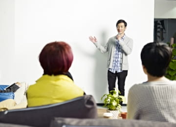 会議・セミナーに登壇する男性